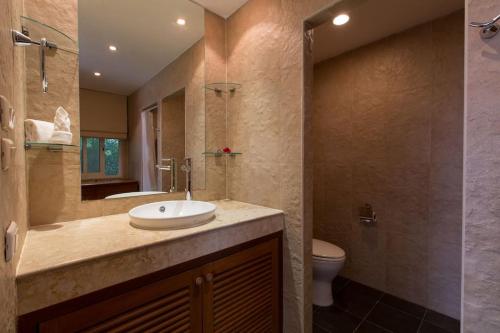 ein Badezimmer mit Waschbecken und Toilette in der Unterkunft Katamanda villa Moon 3 Bed seaview near Kata Beach in Kata Beach