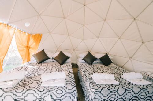 Tempat tidur dalam kamar di Relaxing Lakeside Dome Glamping with Hot Spring