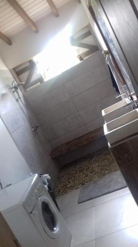 - une salle de bains avec toilettes dans l'établissement Maison de campagne, rando, rivière, plage, à Sainte-Rose