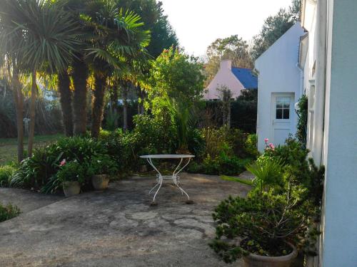 Photo de la galerie de l'établissement Maison spacieuse avec jardin, à 700m plage et commerces, quartier calme - FR-1-418-224, au Palais