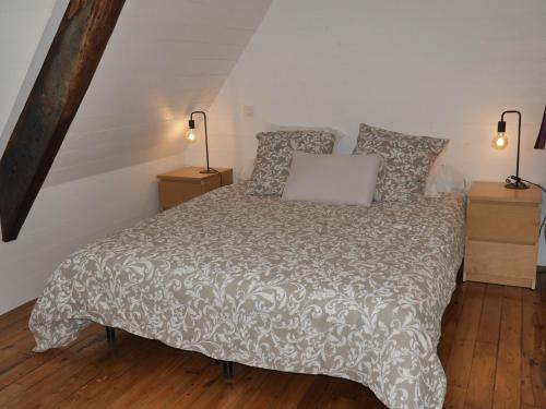 Bett in einem Zimmer mit zwei Nachttischen und zwei Lampen in der Unterkunft Appartement Le Palais, 3 pièces, 4 personnes - FR-1-418-226 in Le Palais