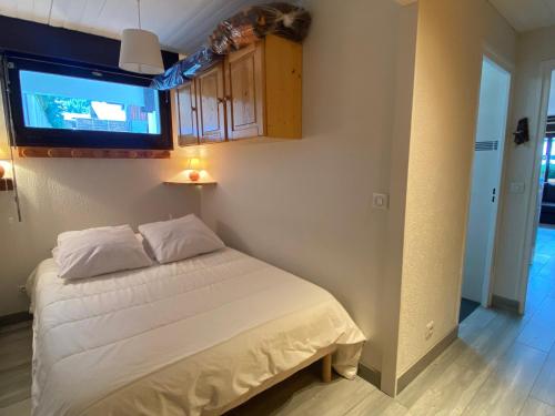 Posteľ alebo postele v izbe v ubytovaní Studio 4 pers, coin montagne, terrasse, parking privatif, centre village, non fumeur - FR-1-437-100