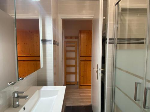 Kúpeľňa v ubytovaní Studio 4 pers, coin montagne, terrasse, parking privatif, centre village, non fumeur - FR-1-437-100