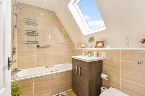 ein Badezimmer mit einem WC, einem Waschbecken und einer Badewanne in der Unterkunft Sea Breeze in Rustington