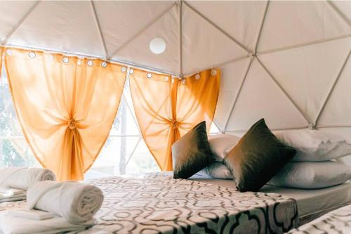 Llit o llits en una habitació de Luxurious Lakeside Dome Glamping Retreat