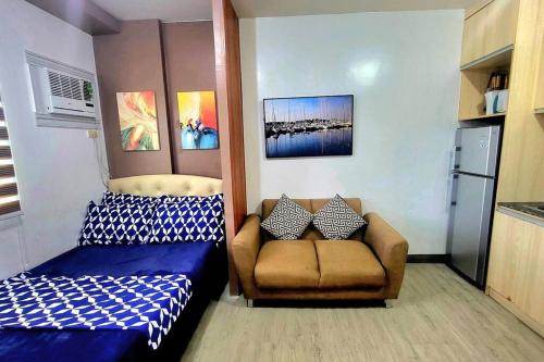 - une petite chambre avec un lit et un canapé dans l'établissement Cozy Studio Condo in San Jose del Monte, 