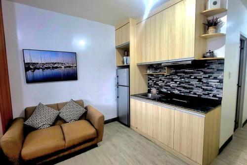 Il comprend un salon avec un canapé et une cuisine. dans l'établissement Cozy Studio Condo in San Jose del Monte, 