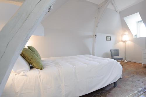 - une chambre avec un lit blanc à baldaquin dans l'établissement Villa Clément Sens Appart'Hotel, à Sens