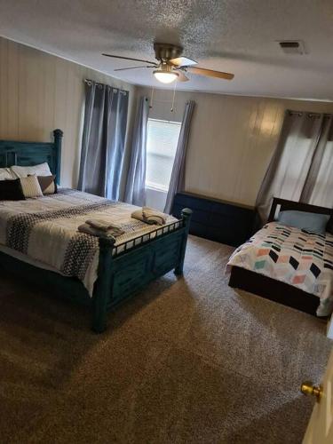 Кровать или кровати в номере Old Jefferson
