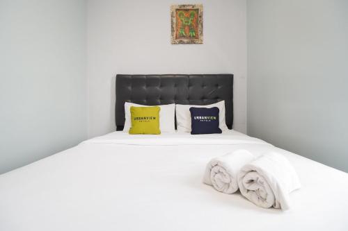 Postel nebo postele na pokoji v ubytování Urbanview Hotel Arafuru Residence Duren Sawit