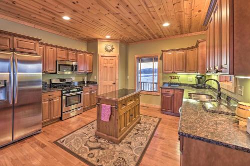 Η κουζίνα ή μικρή κουζίνα στο Spacious Slaty Fork Home about 12 Mi to Snowshoe