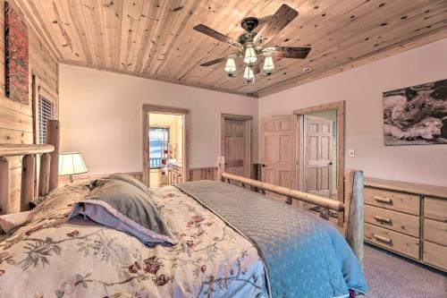 - une chambre avec un lit et un ventilateur de plafond dans l'établissement Spacious Slaty Fork Home about 12 Mi to Snowshoe, à Slaty Fork