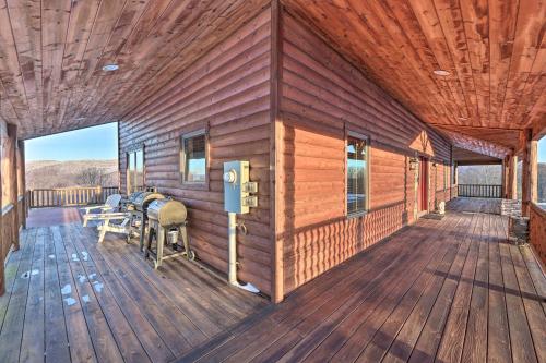 Μπαλκόνι ή βεράντα στο Spacious Slaty Fork Home about 12 Mi to Snowshoe