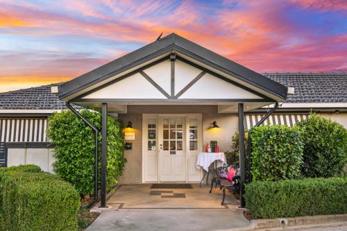 einen Pavillon mit einem Tisch vor einem Haus in der Unterkunft Burringa Garden Motel in Wagga Wagga