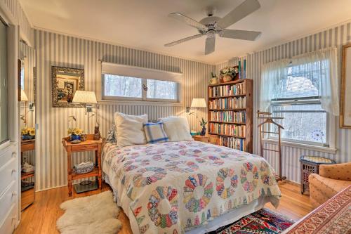 um quarto com uma cama e uma ventoinha de tecto em Cozy Garrison Home, 11 Mi to Bear Mountain! em Garrison