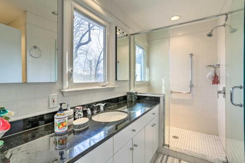 uma casa de banho com um lavatório e um chuveiro em Cozy Garrison Home, 11 Mi to Bear Mountain! em Garrison