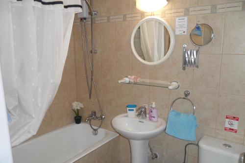 y baño con lavabo, aseo y bañera. en Apartment Ground Floor, FREE INTERNET en Ayia Napa