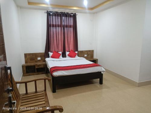 Postel nebo postele na pokoji v ubytování Hotel Knight Inn Airport