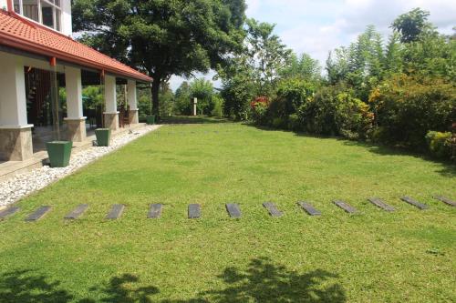 a yard with stepping stones in the grass at Cogent Holiday Home in Gelioya