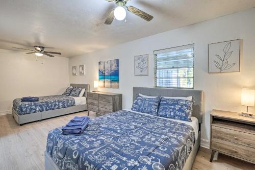 1 dormitorio con 2 camas y ventilador de techo en Spacious Gainesville Retreat with Backyard!, en Gainesville