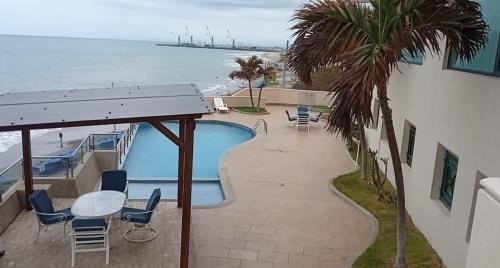 a view of a swimming pool and the ocean at Departamento con piscina frente al mar en Manta in Manta