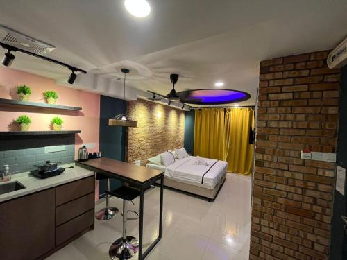 Cet appartement comprend une chambre avec un lit et une cuisine avec une table. dans l'établissement Smile Hotel KL Pekeliling Sentul, à Kuala Lumpur