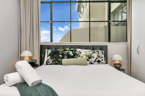 een slaapkamer met een bed met een laptop erop bij The Corporate's Selection + CP! in Auckland