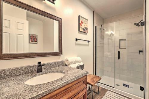 Koupelna v ubytování Waterfront Retreat Less Than 4 Mi to Dtwn Cambridge!