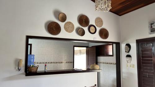 ein Badezimmer mit einem großen Spiegel an der Wand in der Unterkunft Casa Pirambu in Pipa