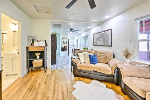 Χώρος καθιστικού στο Peaceful Ranch Home with Sierra Nevada Views