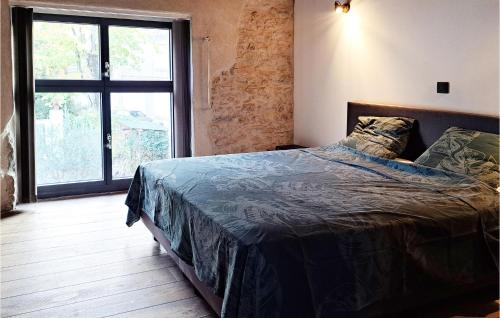 Un pat sau paturi într-o cameră la 4 Bedroom Beautiful Home In Pennautier