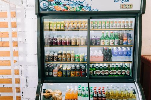 um frigorífico cheio com muitos tipos diferentes de bebidas em Group Dome Glamping w/ Private Hotspring 