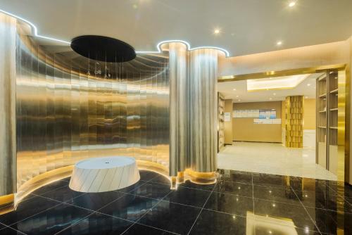 a lobby with a table in the middle of a room at Jiuzhaigou Cloudy Hotel in Jiuzhaigou
