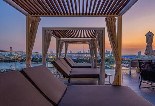 d'un kiosque avec un canapé sur un balcon. dans l'établissement Al Bandar Rotana – Dubai Creek, à Dubaï