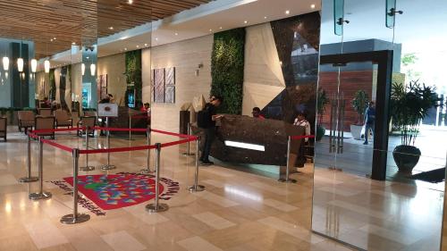 een lobby met mensen in een gebouw bij MCity Ampang in Kuala Lumpur