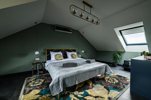 1 dormitorio con cama y pared verde en MORE Hotel en Liepāja