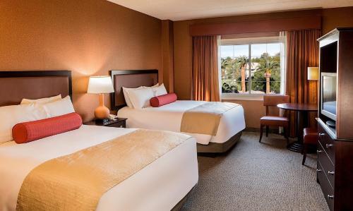 Un pat sau paturi într-o cameră la Eureka Casino Resort