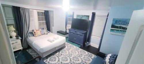 Room in Apartment - Blue Room in Delaware في دوفر: غرفة نوم صغيرة مع سرير وخزانة ونافذة