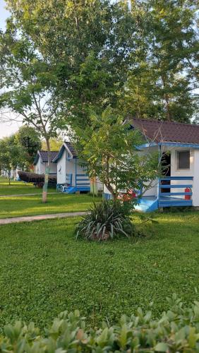 una casa azul y blanca en un patio en Satul de Vacanta Campo Euro Club, en Partizanii