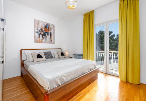 sypialnia z łóżkiem i przesuwnymi szklanymi drzwiami w obiekcie Modern Apartment Paula-with private pool w mieście Čibača