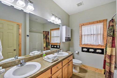 uma casa de banho com 2 lavatórios, um WC e um espelho. em Dahlonega Cabin with Hot Tub, 4 Mi to Downtown! em Dahlonega