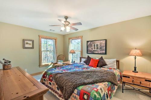 um quarto com uma cama e uma ventoinha de tecto em Dahlonega Cabin with Hot Tub, 4 Mi to Downtown! em Dahlonega