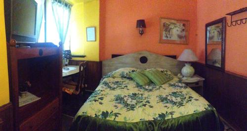 a bedroom with a bed and a desk with a lamp at Hotel La Castellana in Santiago