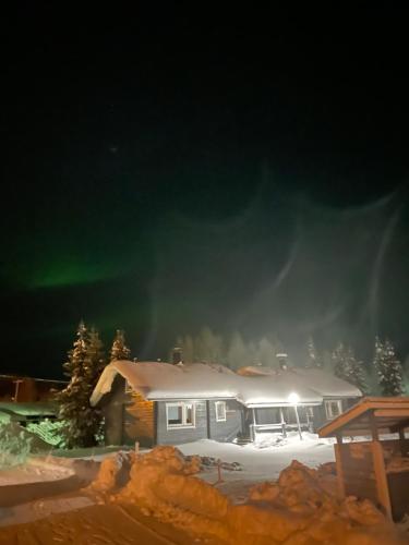 a house with the aurora in the sky at Yllästölli 2 D, Äkäslompolo in Kolari