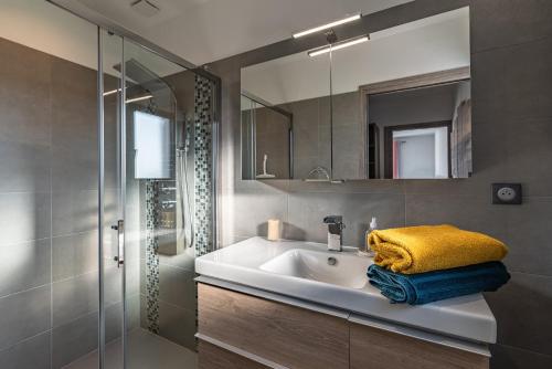 La salle de bains est pourvue d'un lavabo et d'un miroir. dans l'établissement Afa proche Ajaccio, magnifique villa avec piscine privée 8 personnes, à Afa