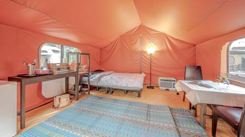 Zimmer mit einem Zelt mit einem Bett und einem Tisch in der Unterkunft Club Lespia Gapyeong 1st Branch in Gapyeong