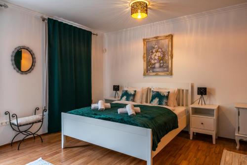 um quarto com uma cama com um edredão verde em Romantic Studio secret garden em Budapeste