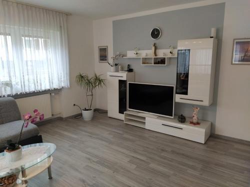a living room with a flat screen tv at Sankt Goar EG, Schön gelegene Ferienwohnung in Sankt Goar