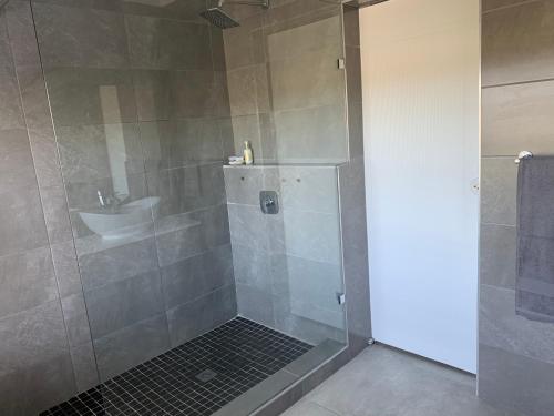 Ένα μπάνιο στο Kindred Spirit Guest Suites