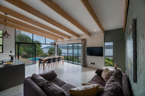 TV a/nebo společenská místnost v ubytování Knysna Lagoon Views in Style with Solar Backup